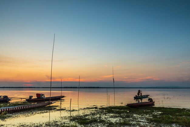 タイのUbonratダムの漁村に沈む夕日。