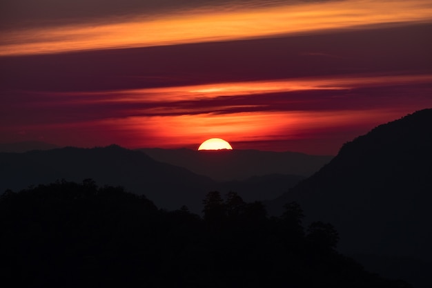 山の丘の美しい夕日の輝き