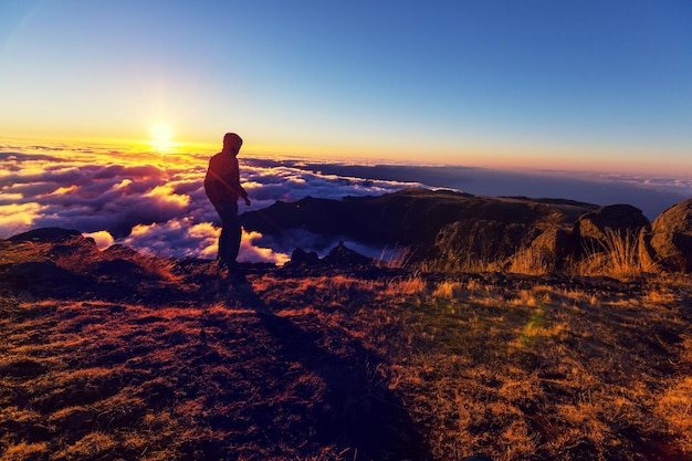 雲の上の丘の上の美しい夕日