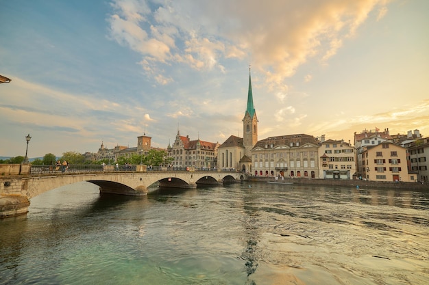 写真 ジュリッヒの旧市街の美しい夕暮れ スイス