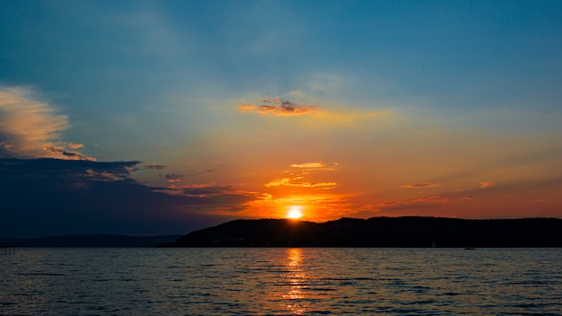 バラトン湖の上の美しい夕日