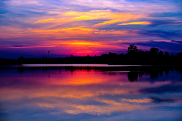 湖の美しい夕日。