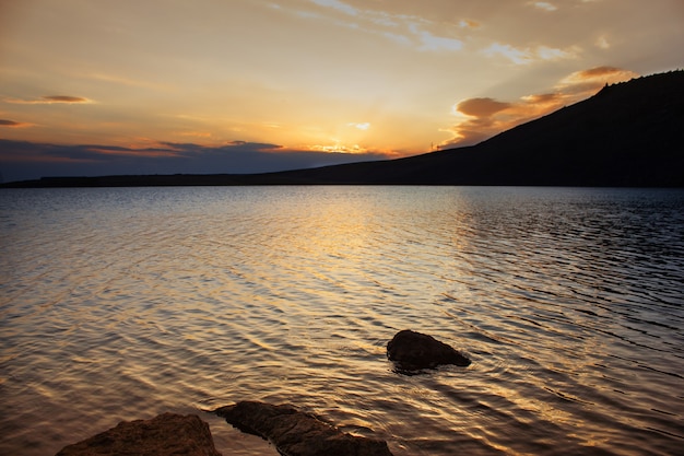 湖の美しい夕日