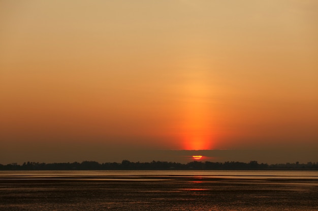 Foto bel tramonto sopra il lago