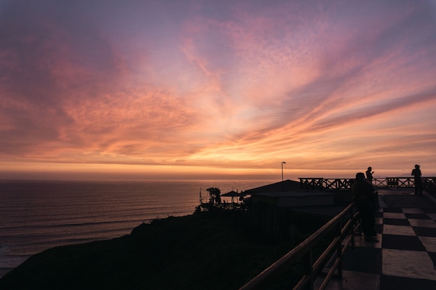 リマペルーの美しい夕日、海岸の逆光