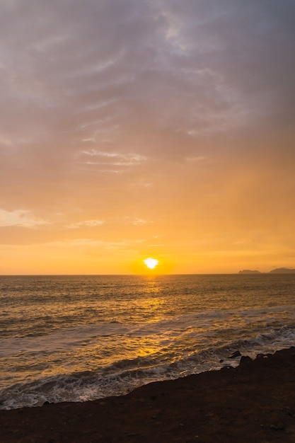 ペルーのリマの美しい夕日、明るい空、露出不足のビーチ