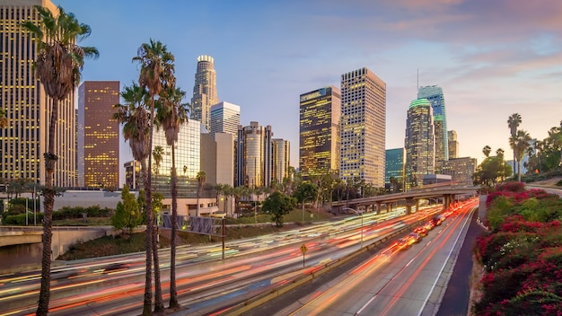 Photo beautiful sunset of los angeles downtown skyline in ca, usa