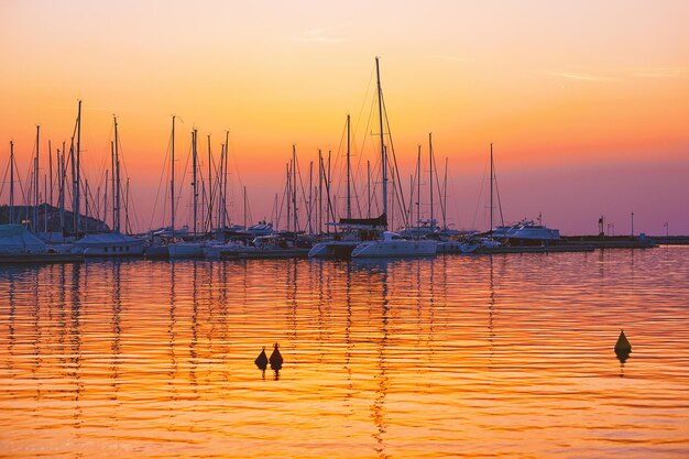 スロベニア、アドリア海のイゾラ村のマリーナの美しい夕日