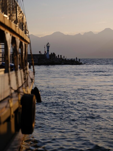 Foto bellissimo tramonto alla marina