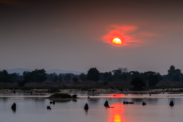 タイの田舎の沼地で美しい夕日。