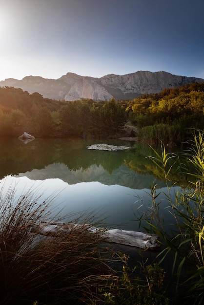 Bel tramonto su una stagione estiva del lago di montagna