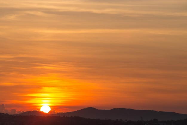 Foto bel tramonto sulla montagna sole che tramonta sulla montagna