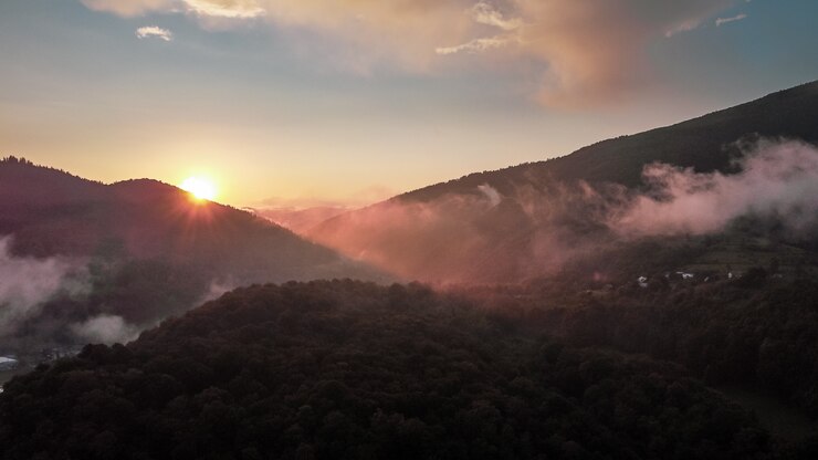 Photo 산 위로 아름다운 일몰, 공중 전망.