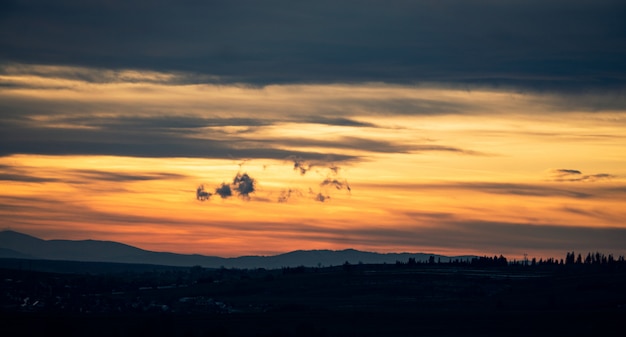 Bel tramonto in montagna. panorama naturale