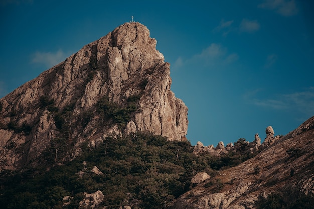 Bel tramonto in montagna, tranquillità e tranquillità nei viaggi e nelle escursioni. bel cielo scuro e nuvole