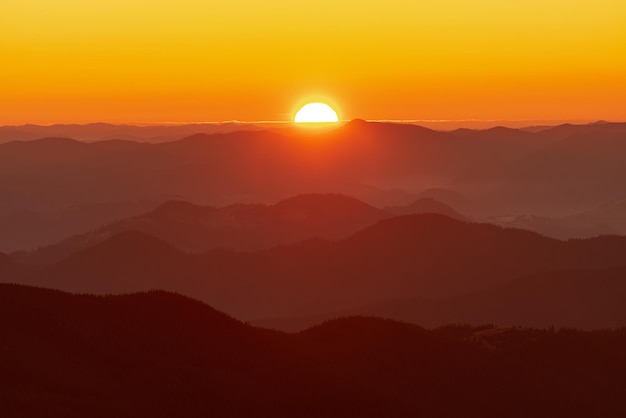 山に沈む美しい夕日