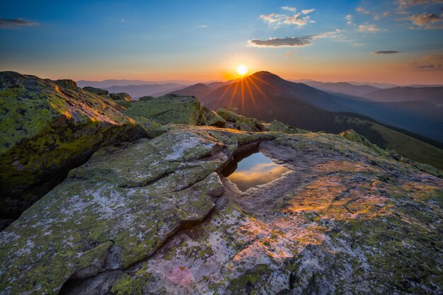 山の美しい夕日