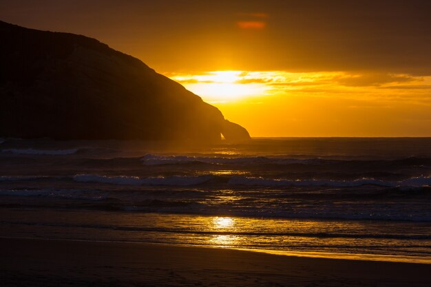 Foto bel tramonto sull'ocean beach, nuova zelanda.