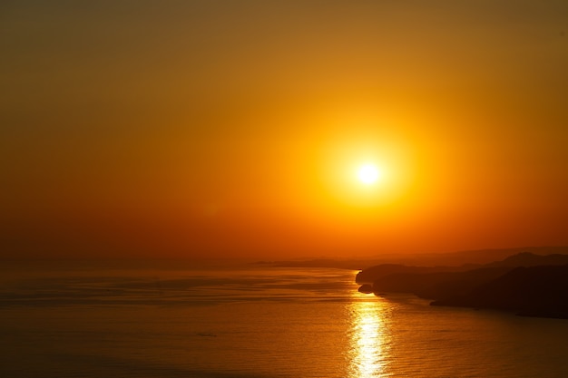 美しい夕日の海の地平線の風景。サンセットホライズンシービュー。海の夕日の眺め