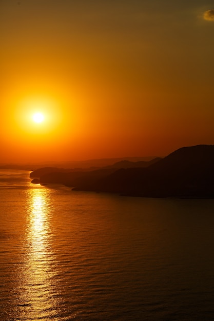 Bellissimo paesaggio all'orizzonte dell'oceano al tramonto. tramonto orizzonte vista mare. vista mare tramonto