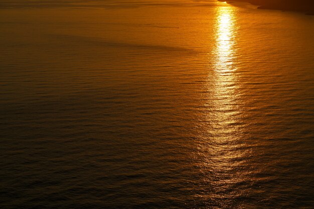 Foto bellissimo paesaggio all'orizzonte dell'oceano al tramonto. tramonto orizzonte vista mare. vista mare tramonto