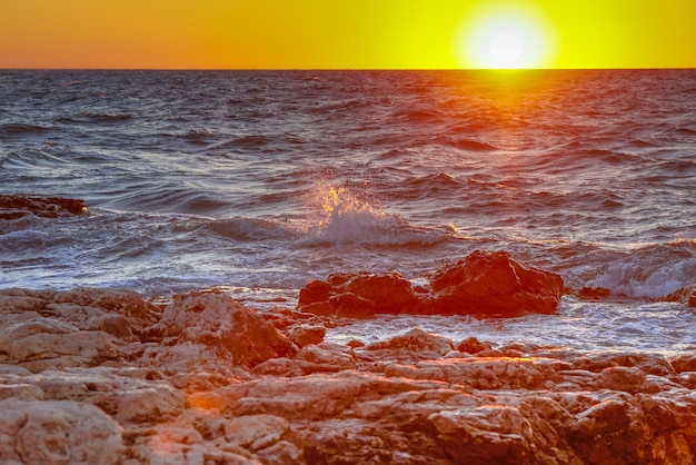 海に沈む美しい夕日。海の日の出。