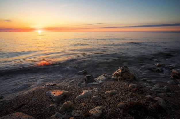 海に沈む美しい夕日。海の日の出