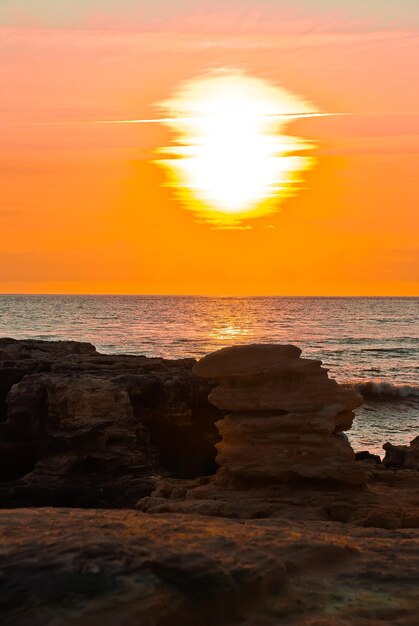 海に沈む美しい夕日