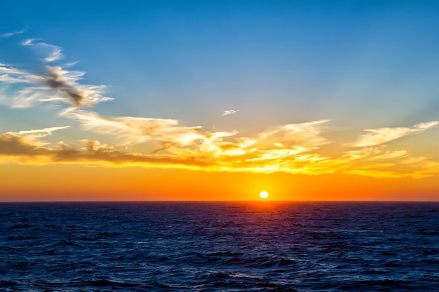 海に沈む美しい夕日