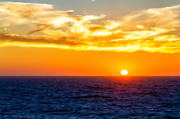 海に沈む美しい夕日