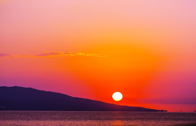 写真 ギリシャの海岸の美しい夕日