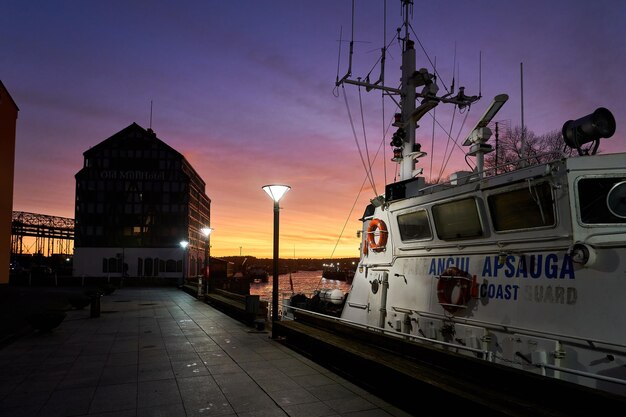 写真 古い歴史的な建物と海運河の背景にある美しい夕暮れ