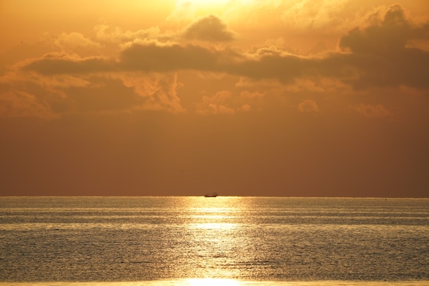 写真 ビーチと海の美しい夕日