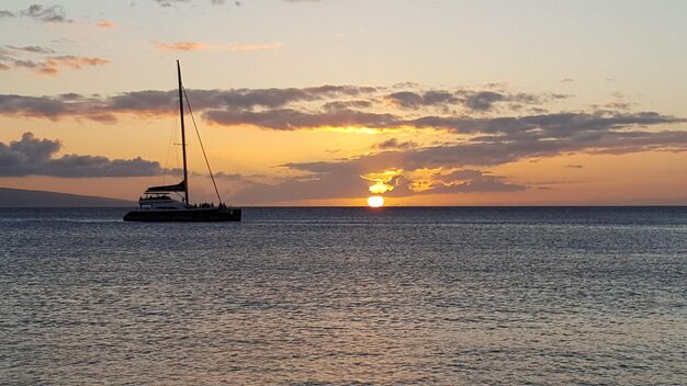 写真 帆船で海に沈む夕日