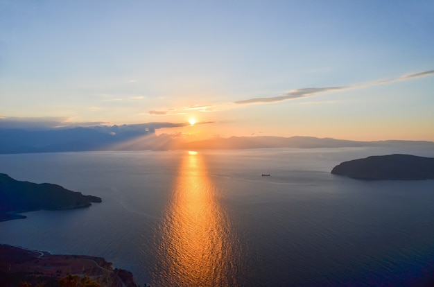 ギリシャ、クレタ島の美しい島の海岸にある美しい夕日。