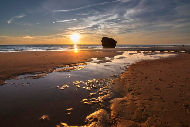 Photo a beautiful sunset on one of the most famous beaches in spain matalascanas torre de la higuera