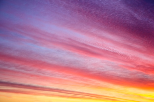 雲と美しい夕日や日の出の空