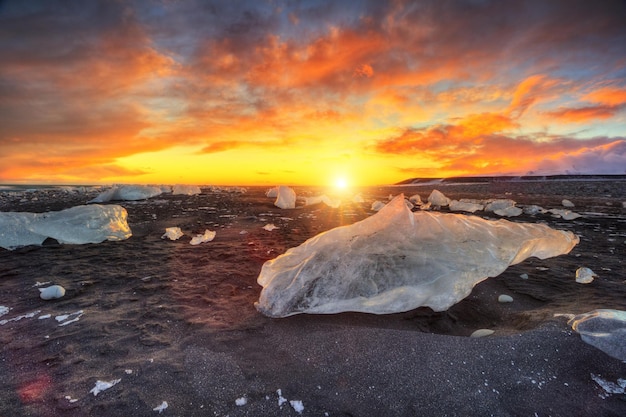 写真 アイスランドの有名なダイヤモンドビーチの上に美しい夕暮れ