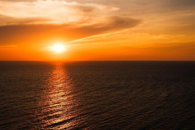 写真 海の上の美しい夕暮れとカラフルな空の背景xa