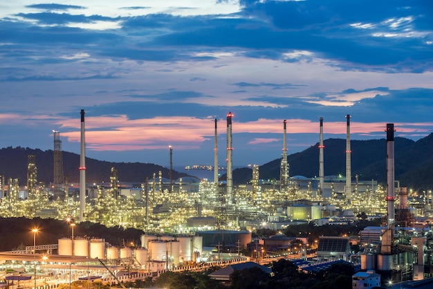 Photo beautiful sunset petrochemical oil refinery factory plant cityscape of chonburi province  thailand