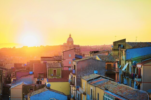 Photo beautiful sunset at piazza armerina old town, sicily, italy. view on cathedral