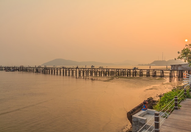 Photo beautiful sunset over a pier.