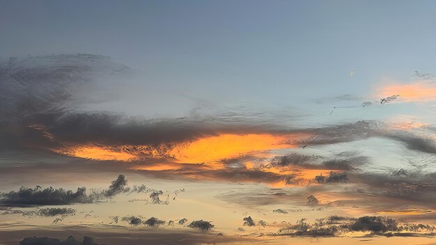 なだらかな丘に沈む美しい夕日