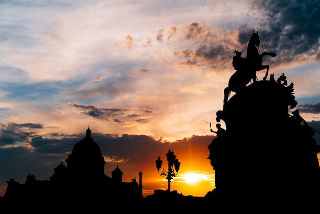 Bel tramonto al centro storico della città di san pietroburgo russia