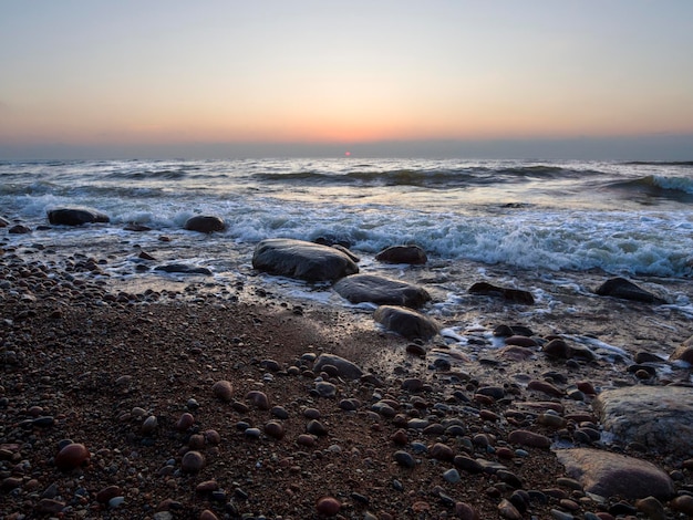 Bel tramonto sulla spiaggia sabbiosa del mar baltico a lietva klaipeda