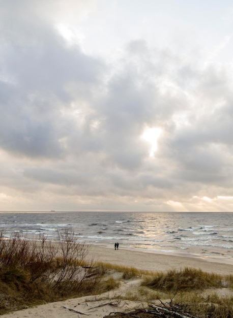 리투아니아 클라이페다(Lithuania Klaipeda)의 발트해(Baltic Sea) 모래 해변과 모래 언덕의 아름다운 일몰