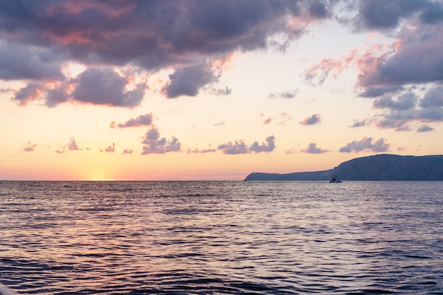 背景の海の美しい夕日