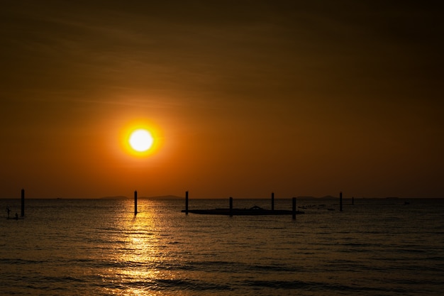 美しい夕日の海のビーチビューの夜の時間