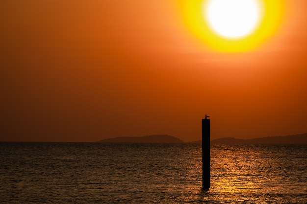 美しい夕日の海のビーチビューの夜の時間