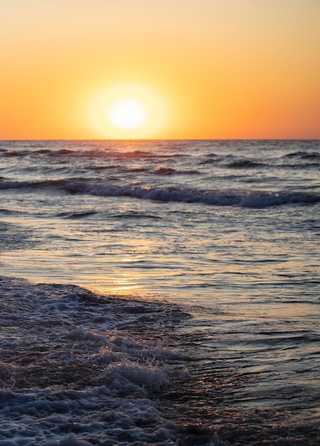 海に沈む美しい夕日 赤い太陽と波